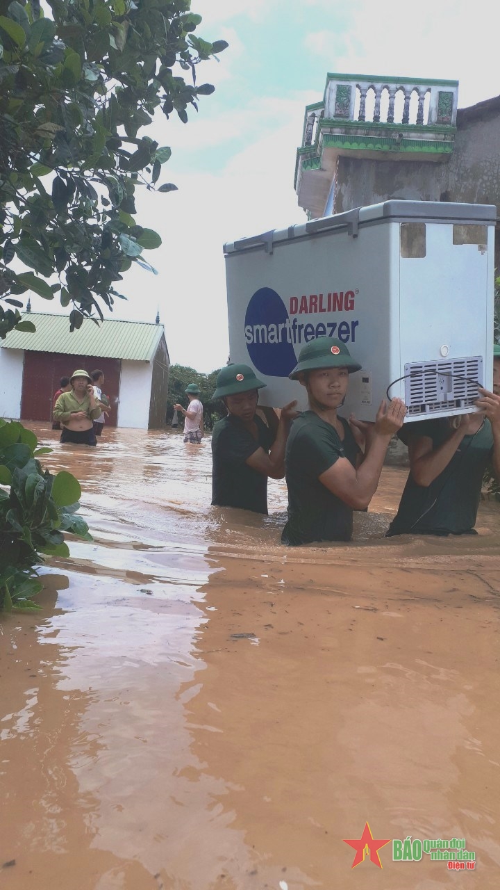 Bộ đội giúp dân vượt qua mưa lũ