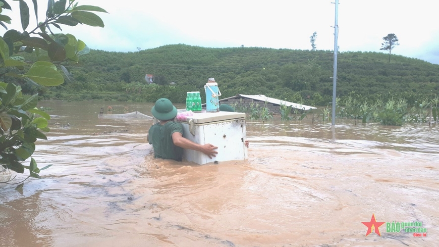 Bộ đội giúp dân vượt qua mưa lũ