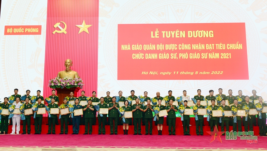 Tuyên dương nhà giáo quân đội được công nhận đạt tiêu chuẩn chức danh giáo sư, phó giáo sư
