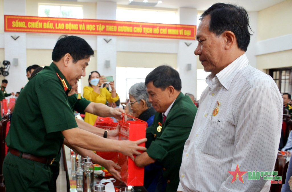 Bộ Quốc phòng gặp mặt đoàn đại biểu người có công với cách mạng tỉnh An Giang