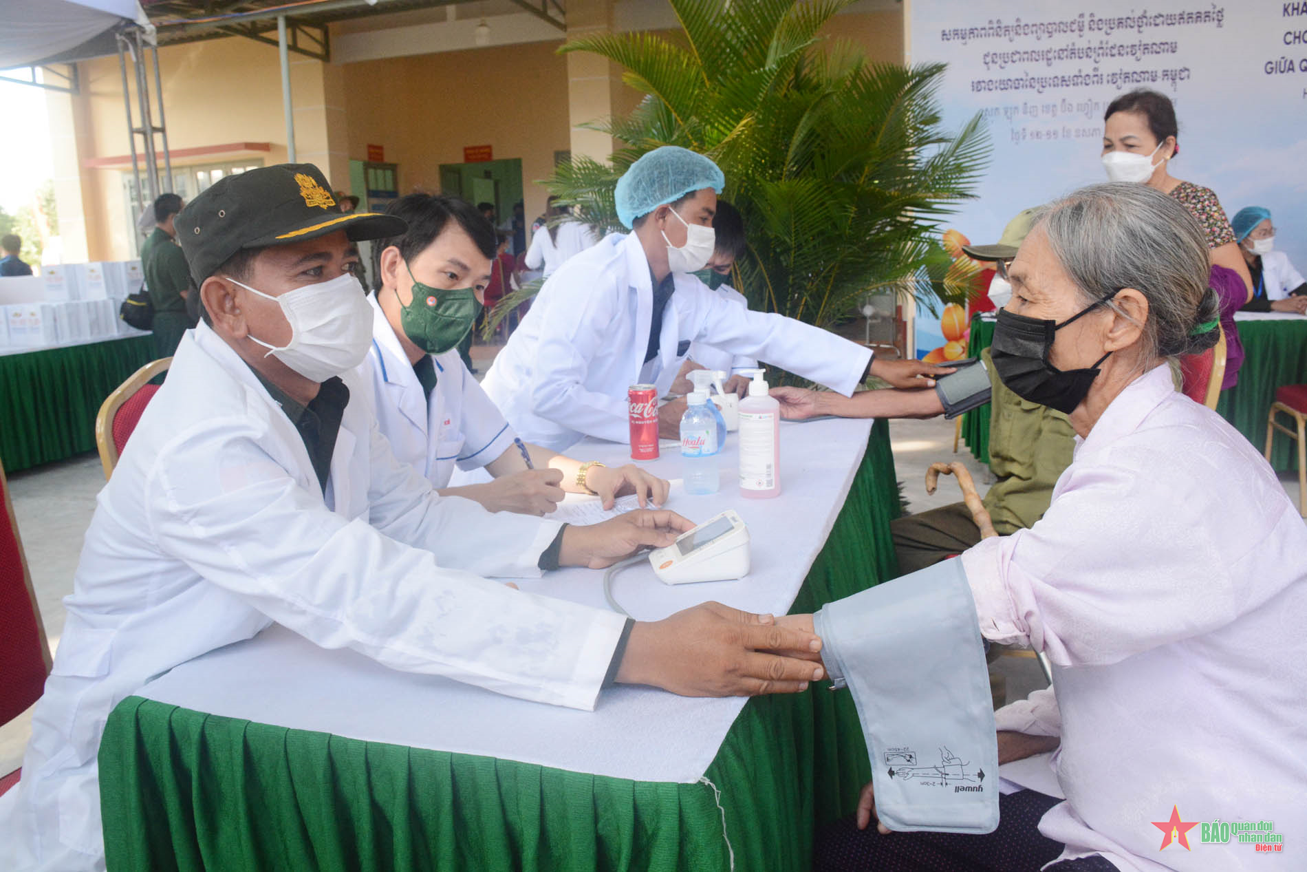 Khám bệnh miễn phí cho nhân dân vùng biên giới tỉnh Bình Phước