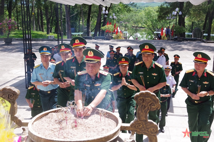 Giảng viên, học viên Học viện Quốc phòng dâng hương, tưởng niệm các anh hùng liệt sĩ