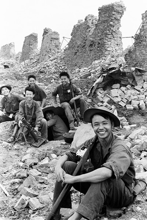 “Nụ cười chiến thắng bên Thành cổ Quảng Trị” của phóng viên chiến trường Đoàn Công Tính