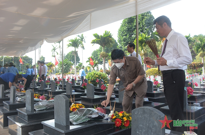 Truy điệu, an táng 15 hài cốt liệt sĩ quân tình nguyện Việt Nam hy sinh tại Campuchia