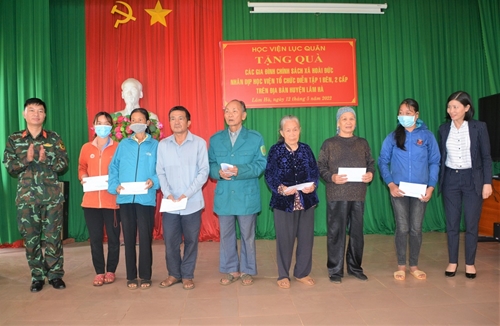 Học viện Lục quân tặng quà các gia đình chính sách tỉnh Lâm Đồng trong hoạt động diễn tập

