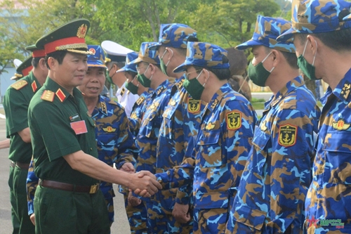 Thượng tướng Nguyễn Tân Cương kiểm tra và làm việc tại Vùng 3 Hải quân