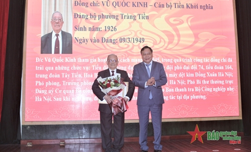 Thành ủy Hà Nội trao Huy hiệu Đảng tặng các đảng viên lão thành quận Hoàn Kiếm