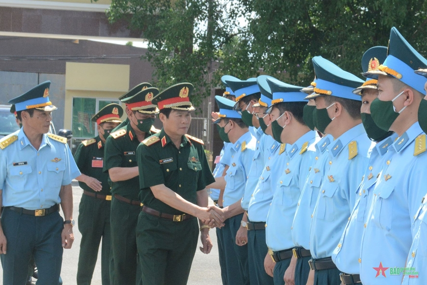 Thượng tướng Nguyễn Tân Cương kiểm tra và làm việc tại Nhà máy A32