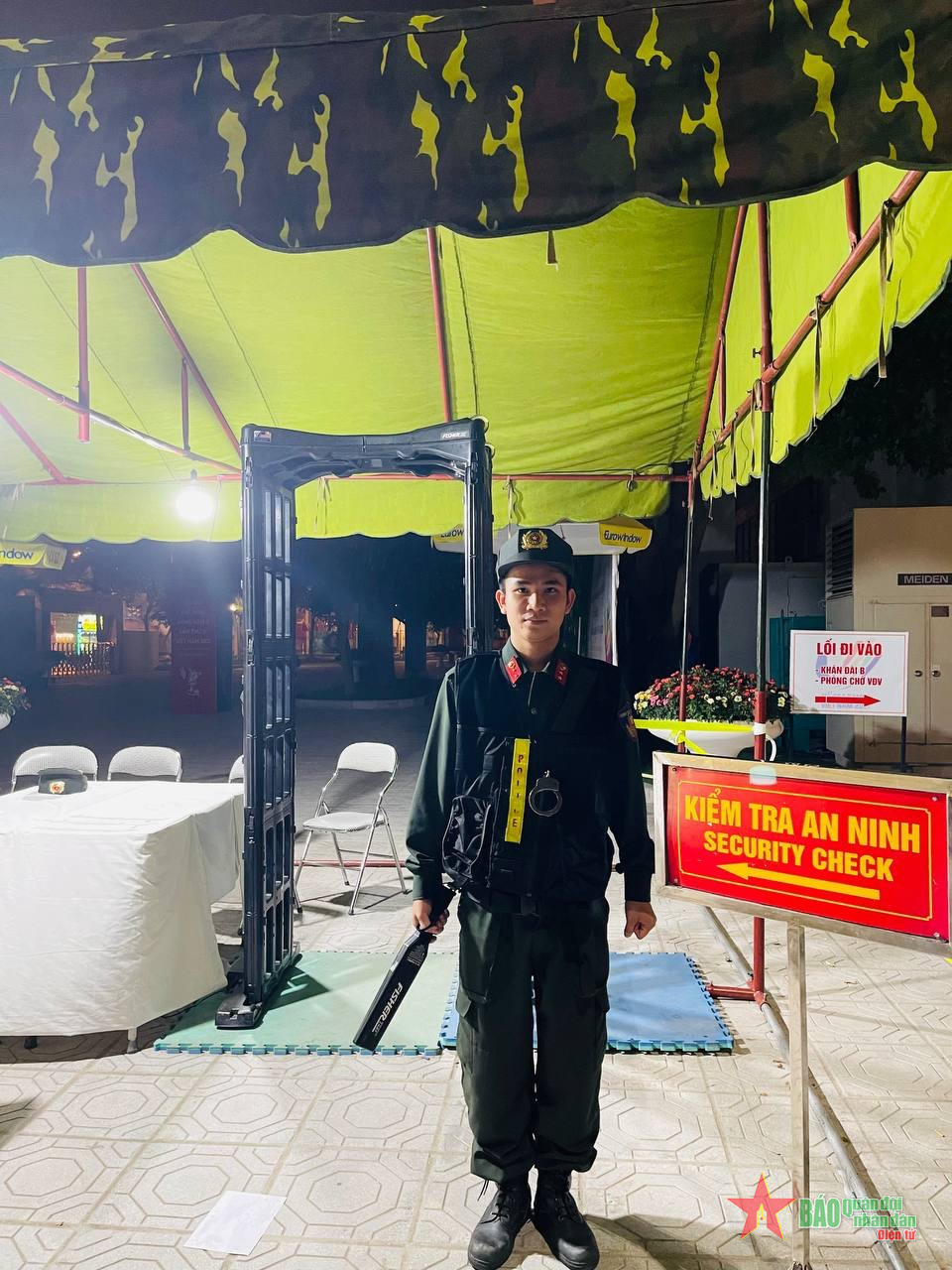 SEA Games 31: Cảnh sát Hà Nội trả lại ví cho người đánh rơi