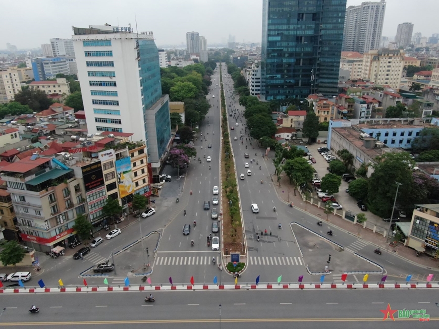 Đường Hoàng Quốc Việt thông thoáng sau khi xén dải phân cách