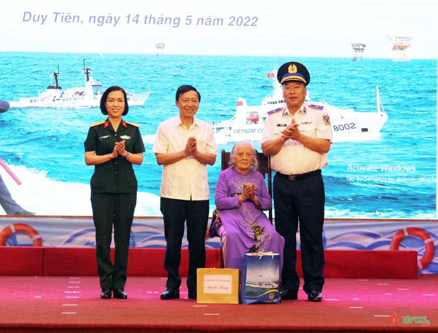 Đại biểu đại diện Bộ tư lệnh Cảnh sát biển Việt Nam, Ban Phụ nữ quân đội và chính quyền địa phương trao quà tặng Mẹ Việt Nam Anh hùng Nguyễn Thị Chinh (xã Tiên Nội).