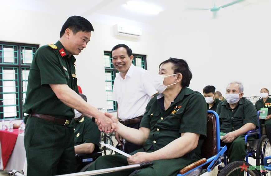 Thượng tá Nguyễn Đức Cương, Phó trưởng ban Thanh niên quân đội trao quà tặng thương binh tại Trung tâm Điều dưỡng Thương binh Duy Tiên.