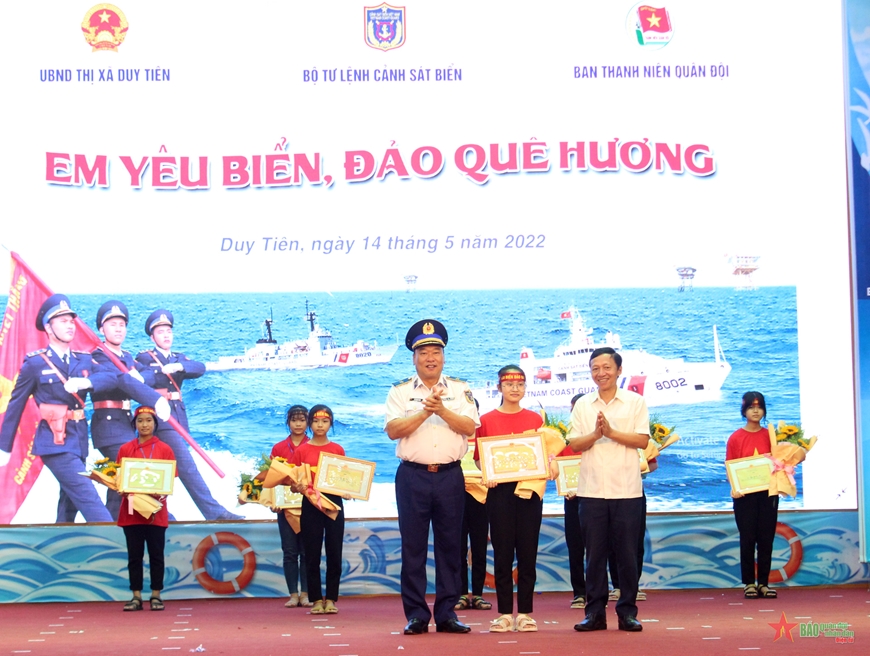 Thiếu tướng Lê Quang Đạo, Tư lệnh Cảnh sát biển Việt Nam cùng chính quyền địa phương trao thưởng tặng các em học sinh đạt giải cuộc thi.