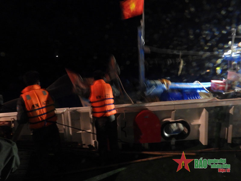 Hỗ trợ tàu cá gặp nạn tại quần đảo Trường Sa