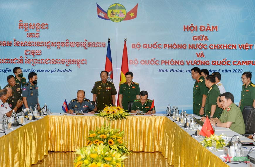 Bộ trưởng Quốc phòng Việt Nam và Campuchia hội đàm