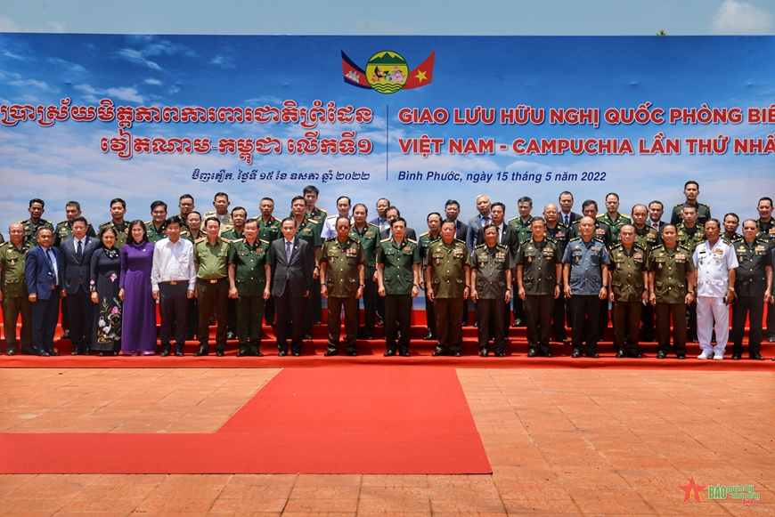 Bộ trưởng Quốc phòng Việt Nam và Campuchia hội đàm