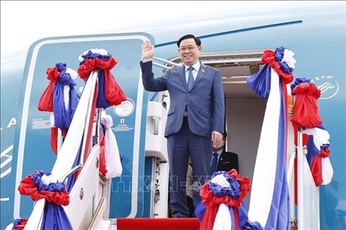 Chủ tịch Quốc hội Vương Đình Huệ bắt đầu thăm chính thức nước Cộng hòa Dân chủ Nhân dân Lào

