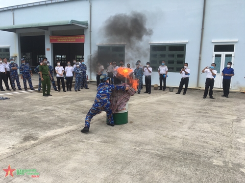 Học viện Hải quân tổ chức huấn luyện công tác an toàn - vệ sinh lao động - phòng, chống cháy nổ năm 2022

​