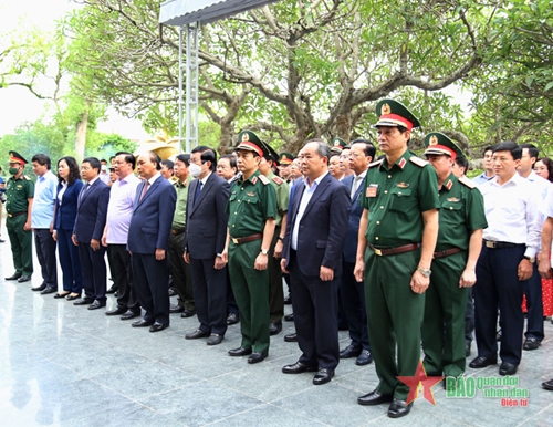 Chủ tịch nước Nguyễn Xuân Phúc gặp mặt, tặng quà các chiến sĩ Điện Biên