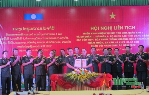 Tăng cường hợp tác giữa Quân khu 4 và Quân đội nhân dân Lào
