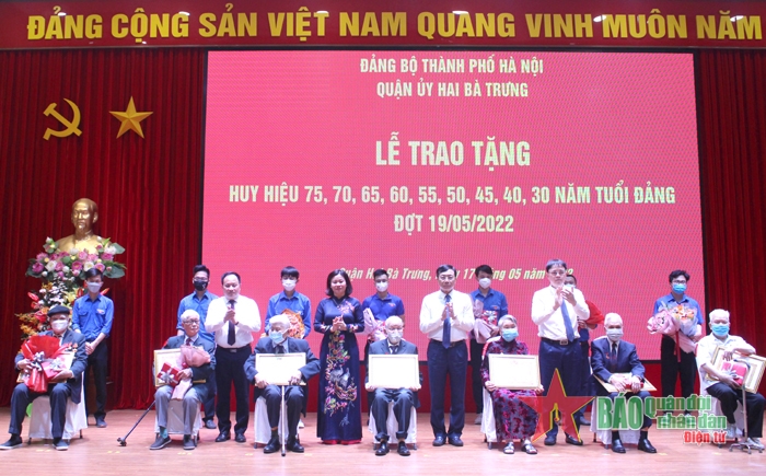 Lãnh đạo Thành ủy Hà Nội trao Huy hiệu Đảng tại quận Hai Bà Trưng