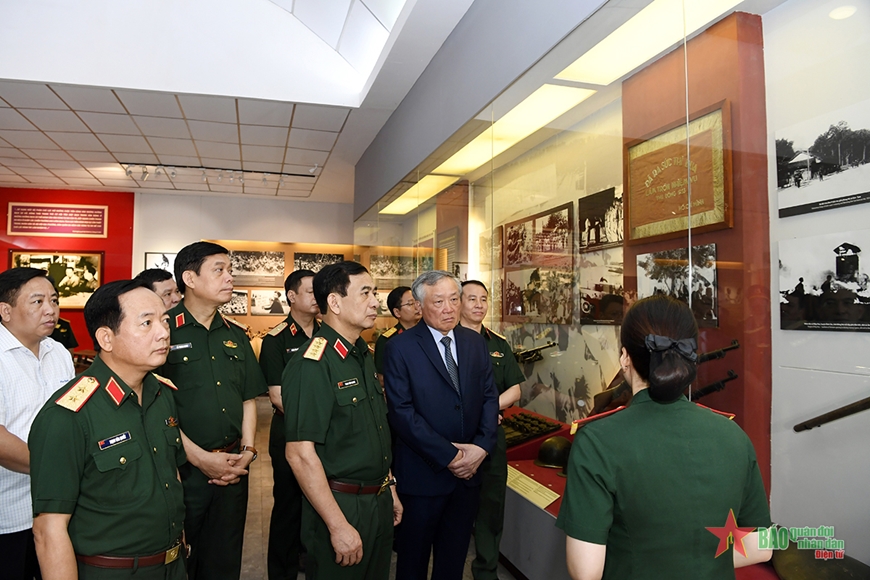 Đại tướng Phan Văn Giang dự lễ tiếp nhận hiện vật tại Bảo tàng Lịch sử Quân sự
