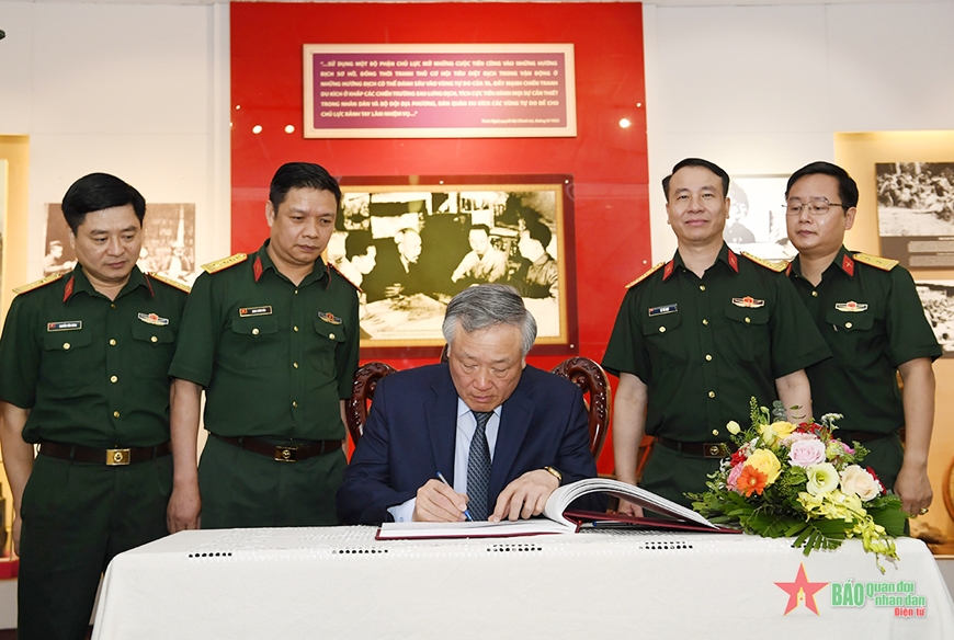 Đại tướng Phan Văn Giang dự lễ tiếp nhận hiện vật tại Bảo tàng Lịch sử Quân sự