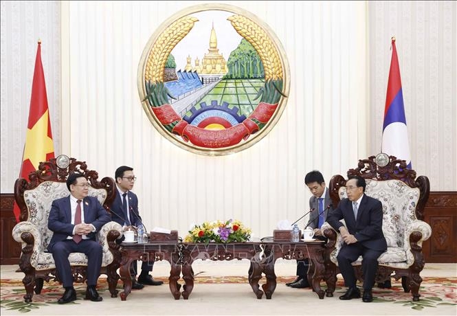 Chủ tịch Quốc hội Vương Đình Huệ hội kiến Thủ tướng Lào Phankham Viphavanh