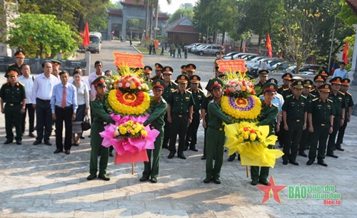 Dâng hương tưởng niệm Chủ tịch Hồ Chí Minh, các Anh hùng liệt sĩ và tặng quà gia đình chính sách 