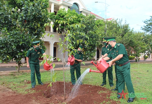 Bộ đội Biên phòng tỉnh Đắk Lắk trồng 7.000 cây xanh kỷ niệm ngày sinh nhật Bác Hồ