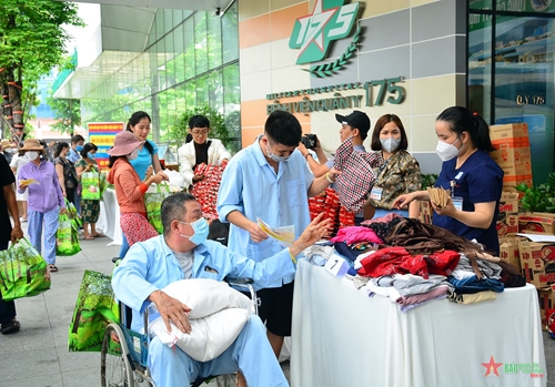 Bệnh viện Quân y 175 phối hợp tổ chức “Phiên chợ tử tế” chăm lo bệnh nhân hoàn cảnh khó khăn 