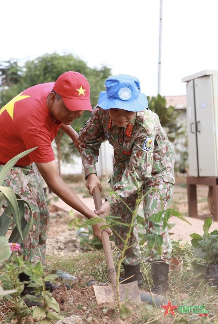 Bác sĩ mũ nồi xanh trồng hơn 100 cây xanh ở Nam Sudan
