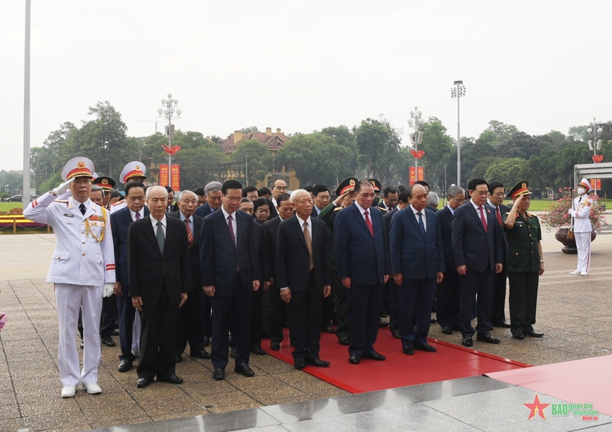 Lãnh đạo Đảng, Nhà nước, Quân đội vào Lăng viếng Chủ tịch Hồ Chí Minh