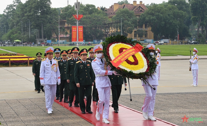 Lãnh đạo Đảng, Nhà nước, Quân đội vào Lăng viếng Chủ tịch Hồ Chí Minh