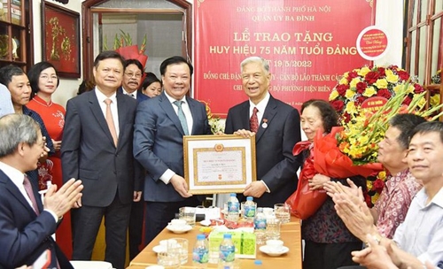 Bí thư Thành ủy Hà Nội trao Huy hiệu 75 năm tuổi đảng tặng hai đảng viên lão thành