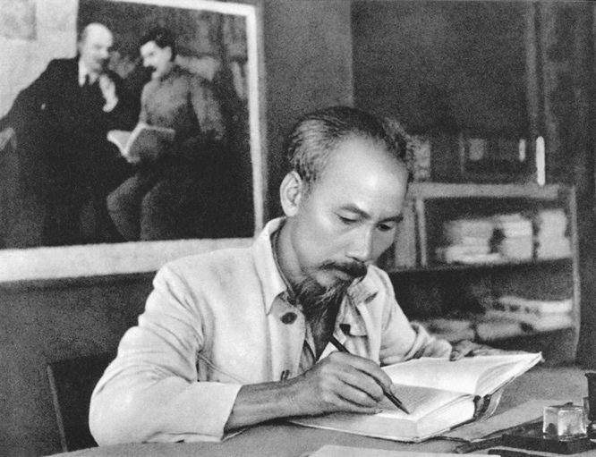 Chủ tịch Hồ Chí Minh trong phòng làm việc của Người tại căn cứ địa Việt Bắc (năm 1951). Ảnh: Tạp chí Tuyên giáo.