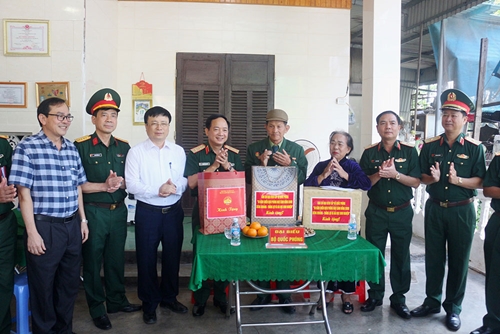 Trung tướng Trịnh Văn Quyết thăm, tặng quà gia đình chính sách