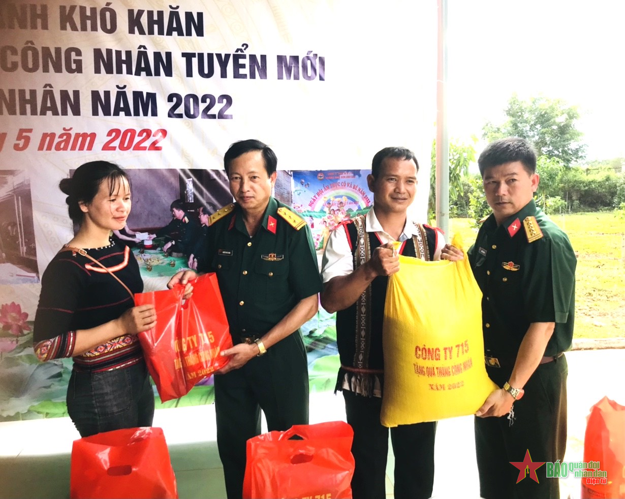 Công ty 715 hỗ trợ 210 suất quà cho bà con khó khăn vùng biên giới