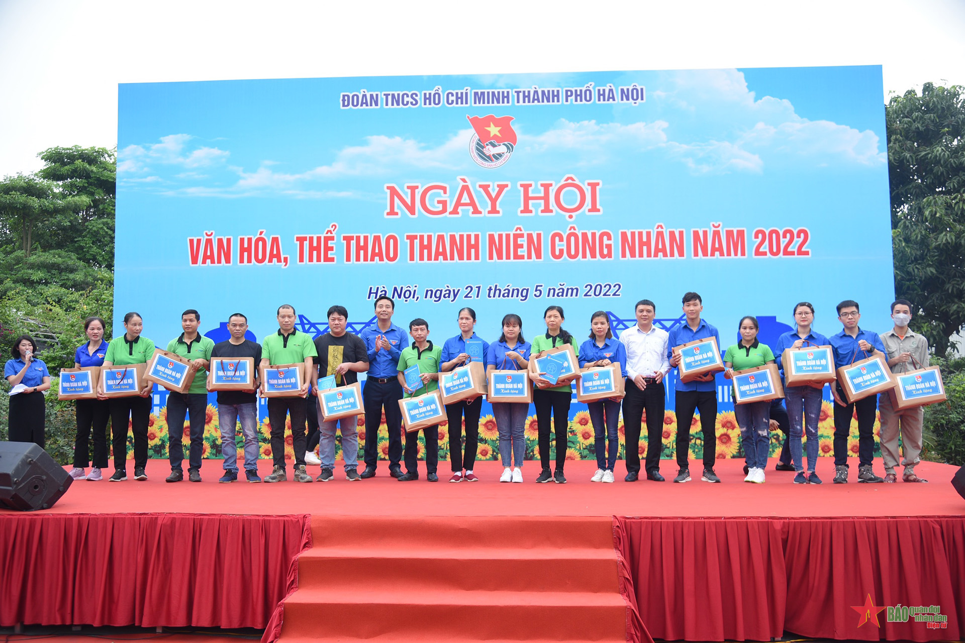 Nụ cười của thanh niên công nhân