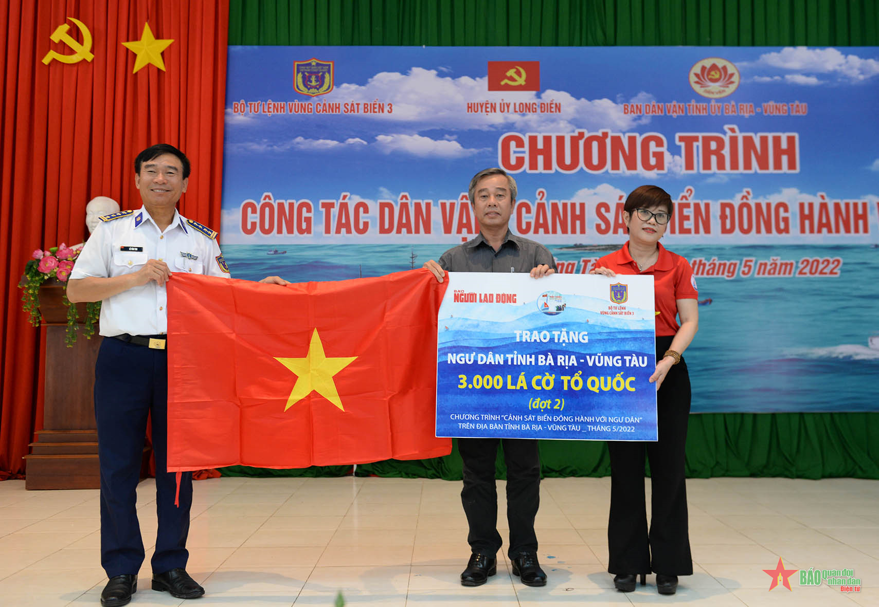 Vùng Cảnh sát biển 3 thực hiện chương trình “Cảnh sát biển đồng hành với ngư dân”