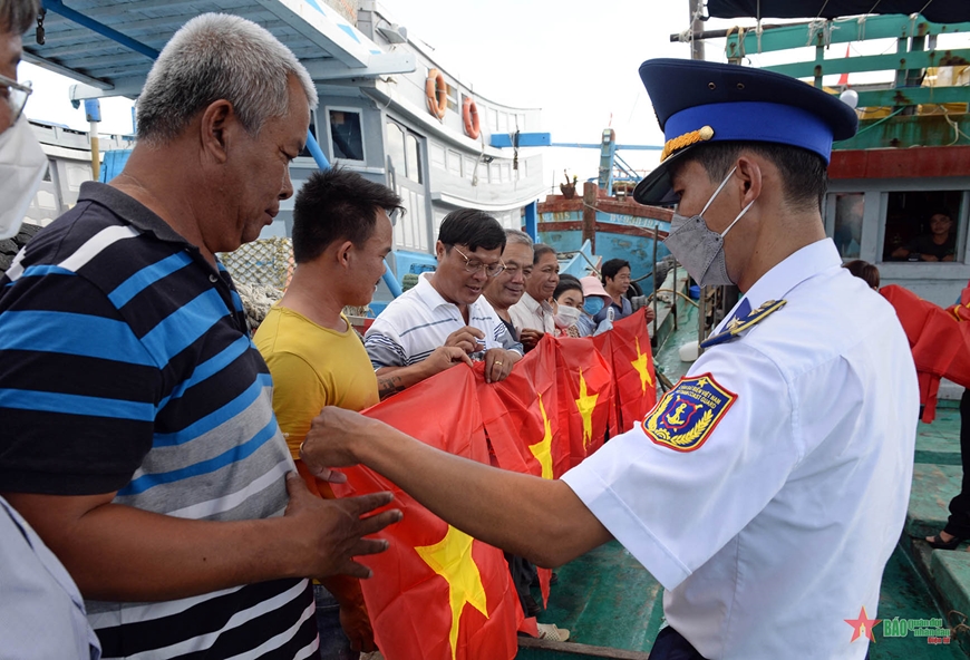 Vùng Cảnh sát biển 3 thực hiện chương trình “Cảnh sát biển đồng hành với ngư dân”