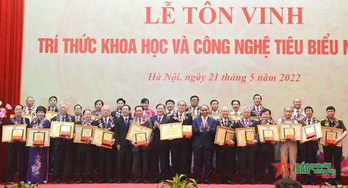 Chủ tịch nước Nguyễn Xuân Phúc dự Lễ tôn vinh trí thức khoa học và công nghệ tiêu biểu năm 2022