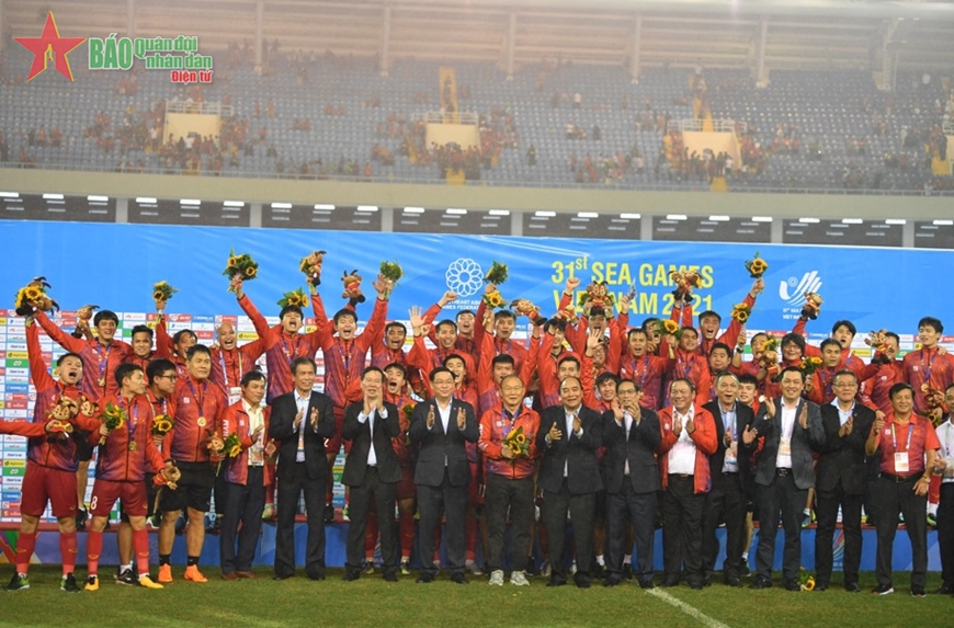 Đội tuyển U23 Việt Nam giành huy chương vàng SEA Games sau khi vượt qua U23 Thái Lan với tỷ số 1-0