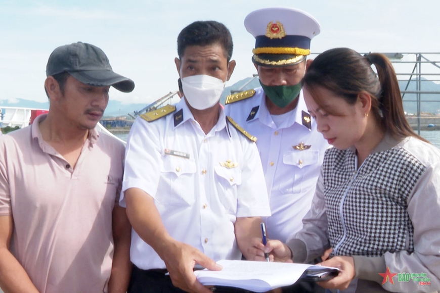 Gia đình ngư dân ký biên bản bàn giao với các lực lượng chức năng.