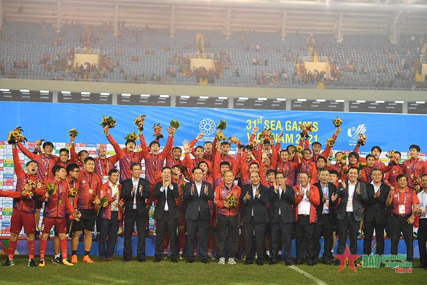 Hình ảnh này thể hiện sự khát khao chiến thắng của các cầu thủ, tinh thần đoàn kết và sự quyết tâm để cống hiến cho đội tuyển của họ. Hãy cùng xem và ủng hộ tuyển Việt Nam trong hành trình này.