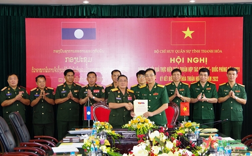 Bộ CHQS tỉnh Thanh Hóa hội đàm, ký kết hợp tác thực hiện nhiệm vụ với Bộ CHQS tỉnh Hủa Phăn (Lào)