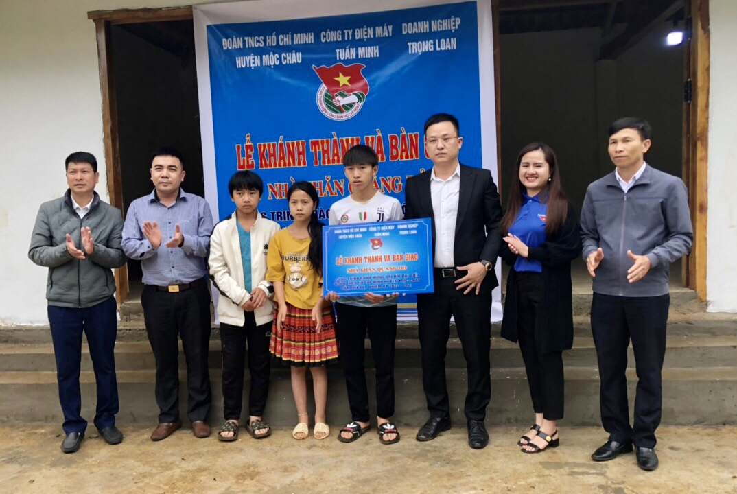 Khánh thành và bàn giao nhà Khăn quàng đỏ ở bản Nà Kiến