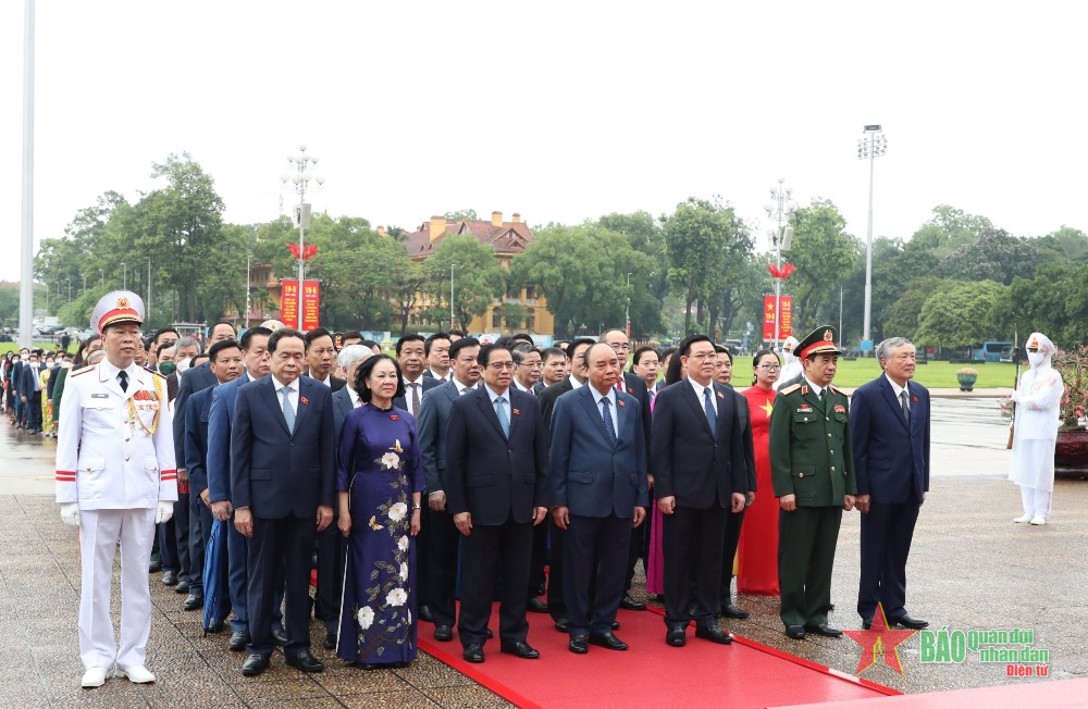 Đại biểu Quốc hội đặt vòng hoa và vào Lăng viếng Chủ tịch Hồ Chí Minh trước giờ khai mạc Kỳ họp thứ ba