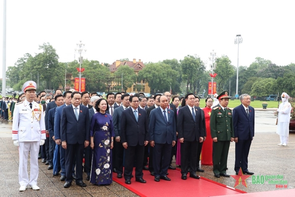 Đại biểu Quốc hội đặt vòng hoa và vào Lăng viếng Chủ tịch Hồ Chí Minh trước giờ khai mạc Kỳ họp thứ ba