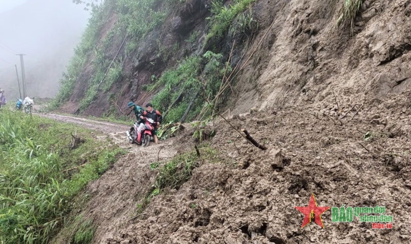 Điện Biên: Nhiều tuyến đường bị sạt lở nghiêm trọng do mưa lớn